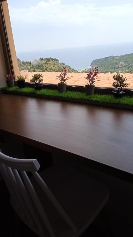 Tolis Apartment Himare